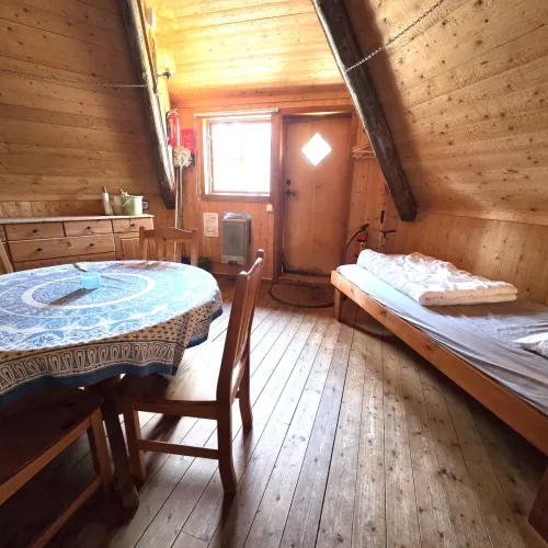 Loftrum med säng, bord och stolar