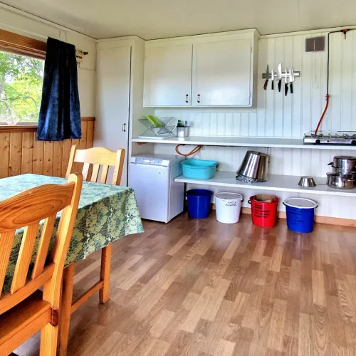 Pentry med gasolspis och vita köksskåp