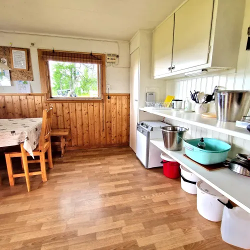 Ljust kök med matplats och förvaringshyllor