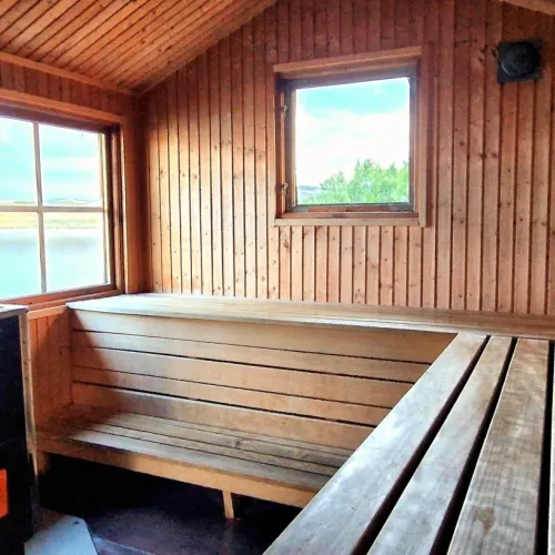 Bastulave med fönster ut mot sjön