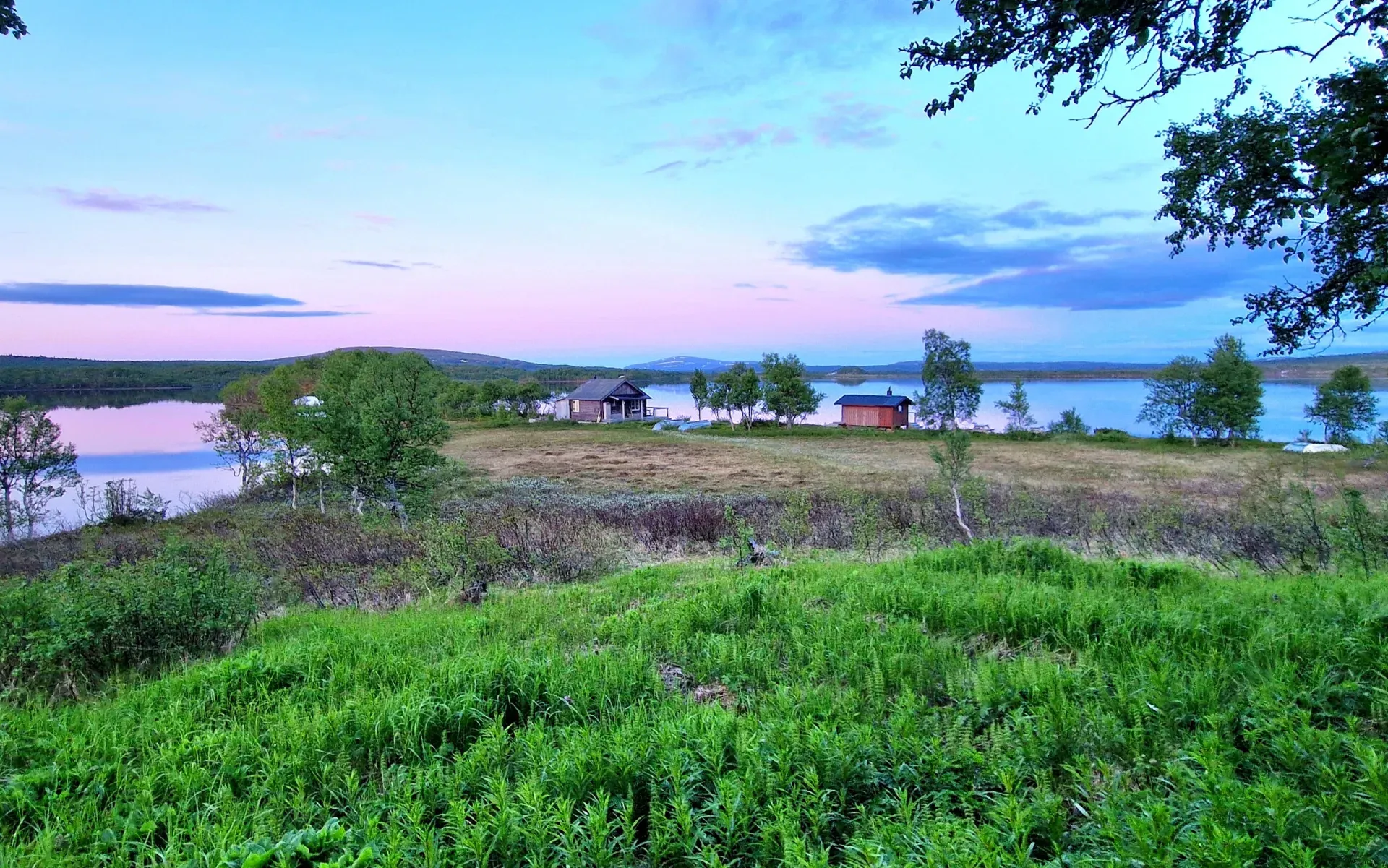 Anasjölägrets huvudstuga vid sjön