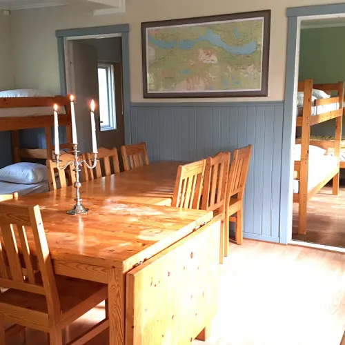 Matbord med ljusstake, karta och sovrum synliga