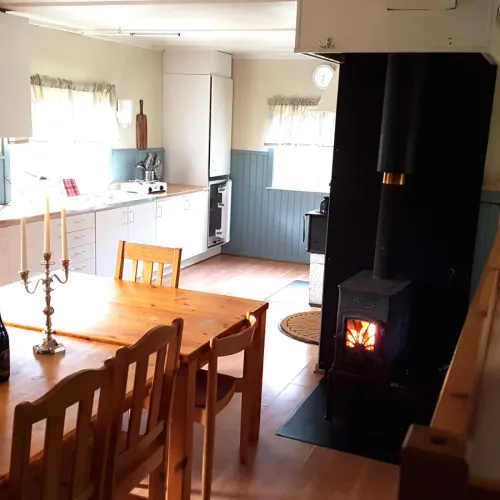 Matplats med kamin och kök i bakgrunden