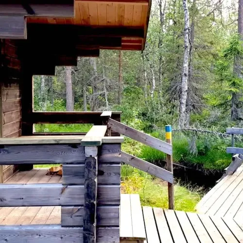 Trädäck och spång vid liten bäck