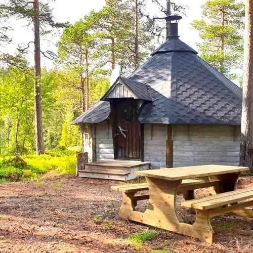 Grillkåta med skorsten och picknickbord