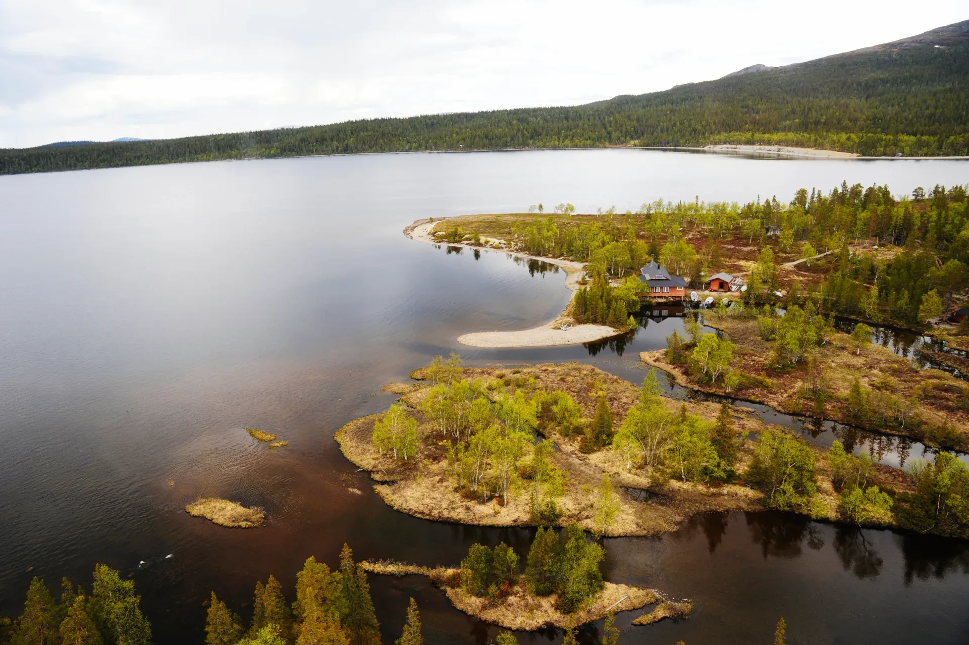 Flygfoto över sjön och lägret i Anarisfjällen